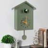 Zegar kukułki z chimer cucoo dźwiękami z wahadłem Bird House zasilane domem do domu dekoracja ściany kuchni 240318