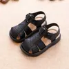 Sandales Été bébé chaussures nouveau bout fermé enfant en bas âge garçon sandales semelle souple antidérapant premiers marcheurs infantile couleur unie évider chaussures de plage 240329