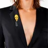 Broches Huanzhi 2024 Geometria Irregular Alienígena Abstrata Máscara Facial Humana Broche para Mulheres e Homem Colar Acessórios Jóias Presentes