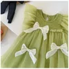 Flickaklänningar 2024 Summer Girls Princess Dress Solid Color Bow Decoration spetsnät i 2-8 år barn födelsedagspresent kläder