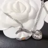 Diamentowe wisiorki sercowe Designer Naszyjniki Mężczyzny Women Pearl Marka biżuteria szyja Choker łańcuch 18K Tytanium Akcesoria biżuterii ze stali nierdzewnej Prezenty z pudełkiem