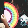 Figurine decorative Amanti dei ventagli pieghevoli arcobaleno Tessuto durevole Regalo LGBTQ Decori per matrimoni gay Ventagli di bambù da 23 cm