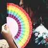 Dekorativa figurer Rainbow Folding Fan Lovers Dåligt tyg LGBTQ Gift Gay Wedding Decors 23cm Bambu fans