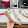 Klassiekers ontwerper atletische schoenen vrouwen mannen sport skate schoenen luxe valentinosneakers lopende vrouw echte lederen klinknagel trainers 570