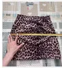 Sommarkvinnor Kort kjol Leopard ins couture Faux Quality Pack Hip Sexig kjol Tall midja blixtlås Sweet WSL4346 240326