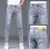 2024 lente lichtgekleurde noodlijdende jeans, heren slim fit kleine voet elastische broek, Koreaanse versie trendy bedelaarsbroek