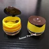 Opslagflessen 50 stuks gele kinderen honingvorm lip scrub pot leuke hervulbare lippenstift gloss container cosmetische monsterverpakking met stok 8g