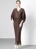 Urban Sexy Dresses Automne Miyake mode glands Robe plissée femmes manches longues chauve-souris col en v en vrac surdimensionné haute Stretch Robe Maxi robes yq240330