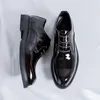 Chaussures décontractées printemps tendances de la mode hommes robe en cuir brillant formel britannique élégant hommes d'affaires fête de mariage Oxford