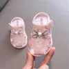 Sandálias infantis meninas sandálias verão sapatos de bebê podem fazer sons arco bonito princesas criança criança crianças macias primeiros caminhantes 240329