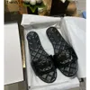 Nieuwe 24ssDesigner Sandalen Kanaal Damespantoffels Gebreid stroslipper Luxe vrouwelijke muilezels Flats Slippers Strand Dikke hak Slippers Zomer damesschoenen pantoffel