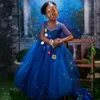 2024 Blue Flower Girl Dresses First Commonion Dress Juvel Kort ärmar Handgjorda blommor Tiered Tulle Princess Queen Födelsedagsfest klänning för söta små flickor F110