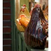 Tuindecoraties Kip zitten op hek grappige plug -in hars housewarming cadeau kunst ambachten binnenplaats Rooster Figurines beelden