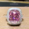 Pierścienie zespołowe Huitan Osobowość Big Pink Cubic Zirconia Wedding Pierścienie dla kobiet romantyczne ślubne ceremonia małżeństwa pierścionki Prąży Masowe biżuteria T240330