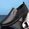 Zapatos informales de cuero para Hombre, mocasines antideslizantes de fondo suave, transpirables, con agujeros, estilo coreano