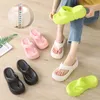 Modedesigner Sandal Ladies Flip Flops Simple Youth Slippers Moccasin Shoes Lämpliga för vårens sommar- och hösthotellstränder andra platser tofflor Sandaler