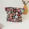 DJDF Red Floral Women's Small Makeup Bag Canvas dragkedja Portable Sanitary servettagringsväska Enkel och söt bärbar myntväska M4HP#