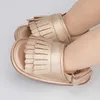 Sandaler sommar nya baby sandaler baby flicka skor lägenheter pu guld anti-halk gummisula tassel nyfödd första vandrare barnflicka sandaler 240329