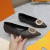 2024 Toppkvalitetslägenheter Sandaldesigner Sandaler Kvinnor Klädskor Crystal Pearl Round Buckle Silk Cowhide Womens Sandaler Pink Brown Gul Blue Fashion Casual Shoes