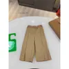 Burberrlies Luxury Pants For Kids Khaki Baby Suit Pants Storlek 100-160 cm Knapp och dragkedja Packet Design Barnbyxor Oct25