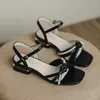 Sapatos casuais fivelas senhoras dedo do pé aberto verão 2024 para trabalho de escritório calçado sandálias femininas com salto baixo quadrado pérola sapato de couro coreia