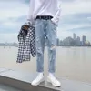 Pantalones sueltos y versátiles para hombres, matones callejeros de moda y atractivos pantalones rasgados en versión coreana, jeans de pierna recta para hombres, pantalones de mendigo de nueve puntos para hombres