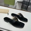 2024 노새 디자이너 여성 슬리퍼 샌들 샌들 일몰 평평한 안락 노새 패딩 전면 스트랩 세련된 착용하기 쉬운 스타일 슬라이드 남성 신발