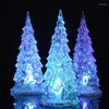 Night Lights Christmas Light Tree med färgförändrande LED-skärm på en öppen spis mantel