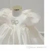 Högkvalitativa flickor satin prinsessan klänningar barn pärlor bågar gasväska puffhylsa klänning baby 1st födelsedagsfest kläder z0966