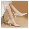 Klänningskor 2024 Summer Fashion Solid Color Pearl Chain Bow Tie Women's Outwear High Heel Pointed Shallow Mouth Single Single