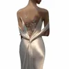 花嫁のための豪華な白いバックル・ウェディング・ドレス