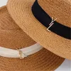 Chapeau de paille de styliste d'été pour hommes et femmes, chapeau de plage unisexe, tresse d'herbe, Protection solaire, seau plat à la mode