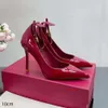 Tacchi alti da donna Pelle nera con taglio leggero Fibbia a una linea Temperamento Scarpe singole a punta Designer Tacchi a spillo Scarpe da sposa Taglia 35-42