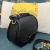 Kvinnors axelväska avancerad anpassad kvalitet Crossbody Bag Cowhide handväska magnetisk spänneöppning och stängningskapacitet tillräckligt för att använda olika färger tillgängliga