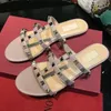 Sandaler för kvinnor designer tofflor äkta läder full svart matt platt bottnar kikstår sommar dam lyxmärke tofflor med röd damm väska storlek US4-13