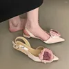 Sandaler Flower Designer Women Elegant Satin Mule Shoes 2024 Summer Point Toe Pumps Low Heel Flowers Slingback Kvinna