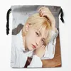 Hot Kpop Stray Kids Felix DrawString Påsar Ljusa färgtryckta presentväska resor förvaringskläder 18x22cm satin tyg 0622 Q2BN#