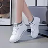 Womens Fashion High-top andningsbara sneakers Trend White Flat Casual Sports Designer Rinnande skor för kvinnan Tennis Ladies 240321