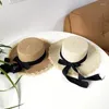 Breda randen hattar 2024 Flat Top Straw Hat For Women's Bow Tie Ribbon Leisure Summer Sunscreen Fashion Anti-UV Beach Boater gåvor