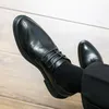 Crocing skor krokodilmönster män 2024 ankomst mäns oxfords skor läder mode brogue pekade tå sko