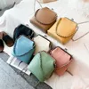 Väska 2024 Macaronfärg liten metallkedja axel för kvinnor all-match messenger mode stenmönster pu läder klipp