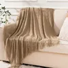 Couvertures SV-Knit Couverture douce et légère texturée décorative avec pompon pour canapé-lit (Tan 50 pouces x 60 pouces)