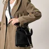 Designer Sacs fourre-tout de mode de luxe Femmes 2024 Nouveau sac de seau de mode avec une texture d'épaule de haute qualité de poche décontractée polyvalente petite inclinaison Straddle