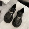 Swobodne buty kobiety płaskie masywna koronkowa platforma do mody 2024 okrągły palca z pluszowym metalowym dekoracją panie zapatos mujer