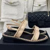 2024 zomer hete verkoop vrouwen strandsandalen peep toe met enkelgesp metalen ketting decor hoge kwaliteit echt leer vrouwelijke vakantie strandsandalen