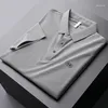 Polos pour hommes Light Luxury Ice Soie Slippery Polo à manches courtes pour hommes 2024 Mode d'été Papillon Brodé Logo T-shirt