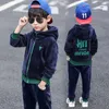 Zestaw odzieży dziecięcej podwójny aksamitny liter mody z kapturem 2PCS Hoodies Płaszcz Pole Kids Boys Tracksuit na jesienną zimę 240318