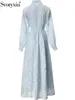 Robes décontractées Svoryxiu Designer de mode Automne Bleu clair Robe longue Femme Col rabattu Lanterne Manches Crochet Fleur Creux A-Ligne