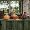 Decorações de jardim estatuetas de galo engraçado arte artesanato plug in resina presente de inauguração pátio frango sentado na cerca figura