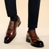 Scarpe casual 2024 Uomini di marca Vintage Lace-Up Calzature da uomo d'affari Club Oxford in pelle moda